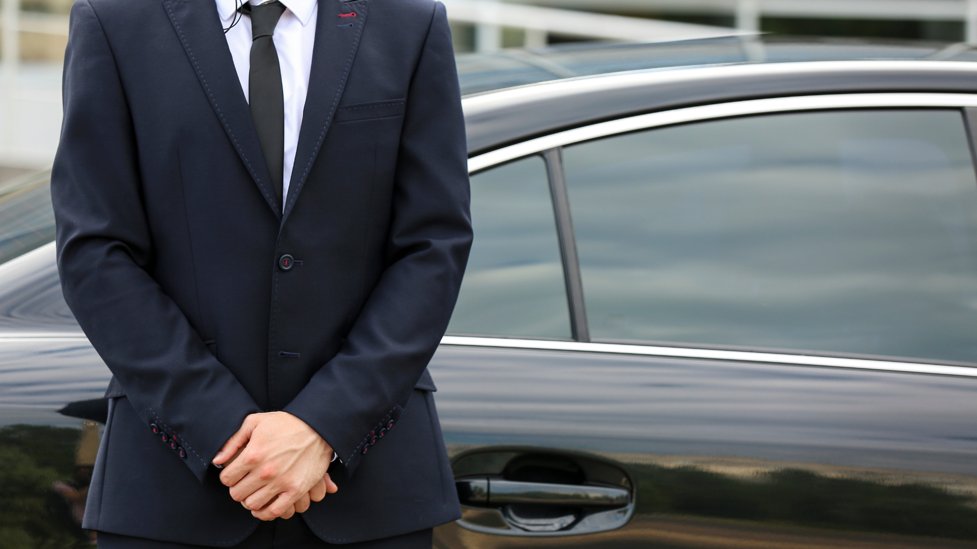 Mężczyzna stojący obok samochodu firmowego