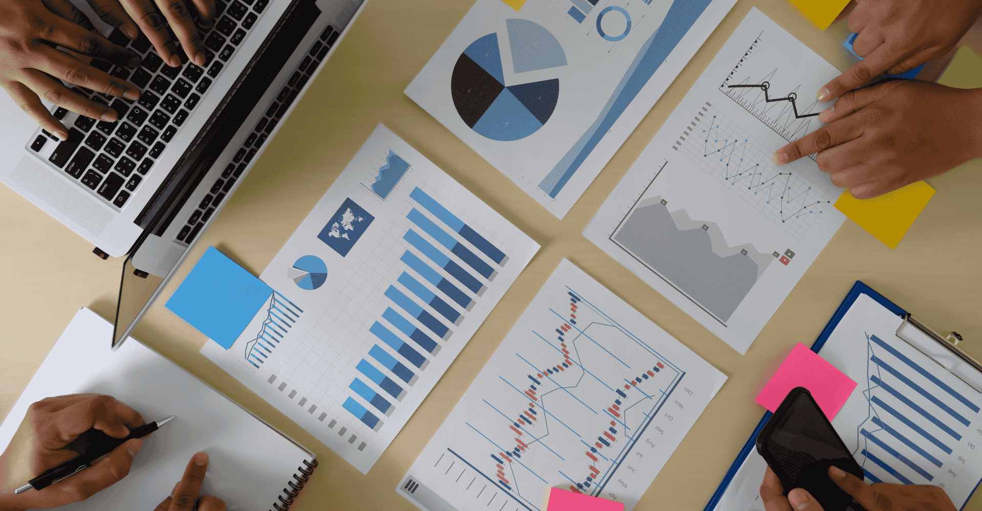 Obrazek przedstawiający papiery w których bada się różne możliwości rozwoju