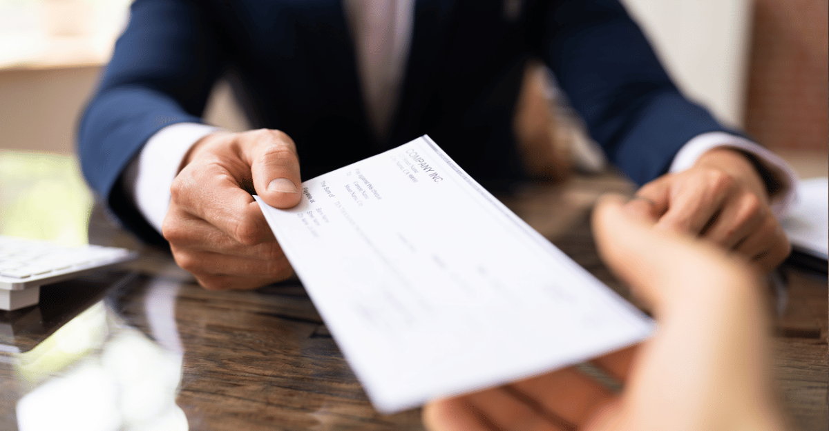 Obrazek przedstawiający wypłatę pieniędzy ze spółki z o.o.