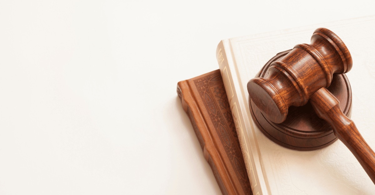 Obrazek przedstawiający młotek i książki związane z prawem