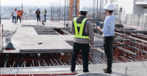 Obrazek przedstawiający kilku ludzi na budowie pracujących nad nowym budynkiem