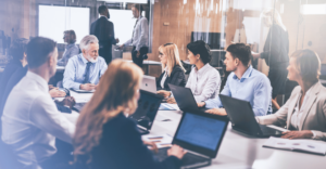 Obrazek przedstawiający zarząd dyskutujący między sobą