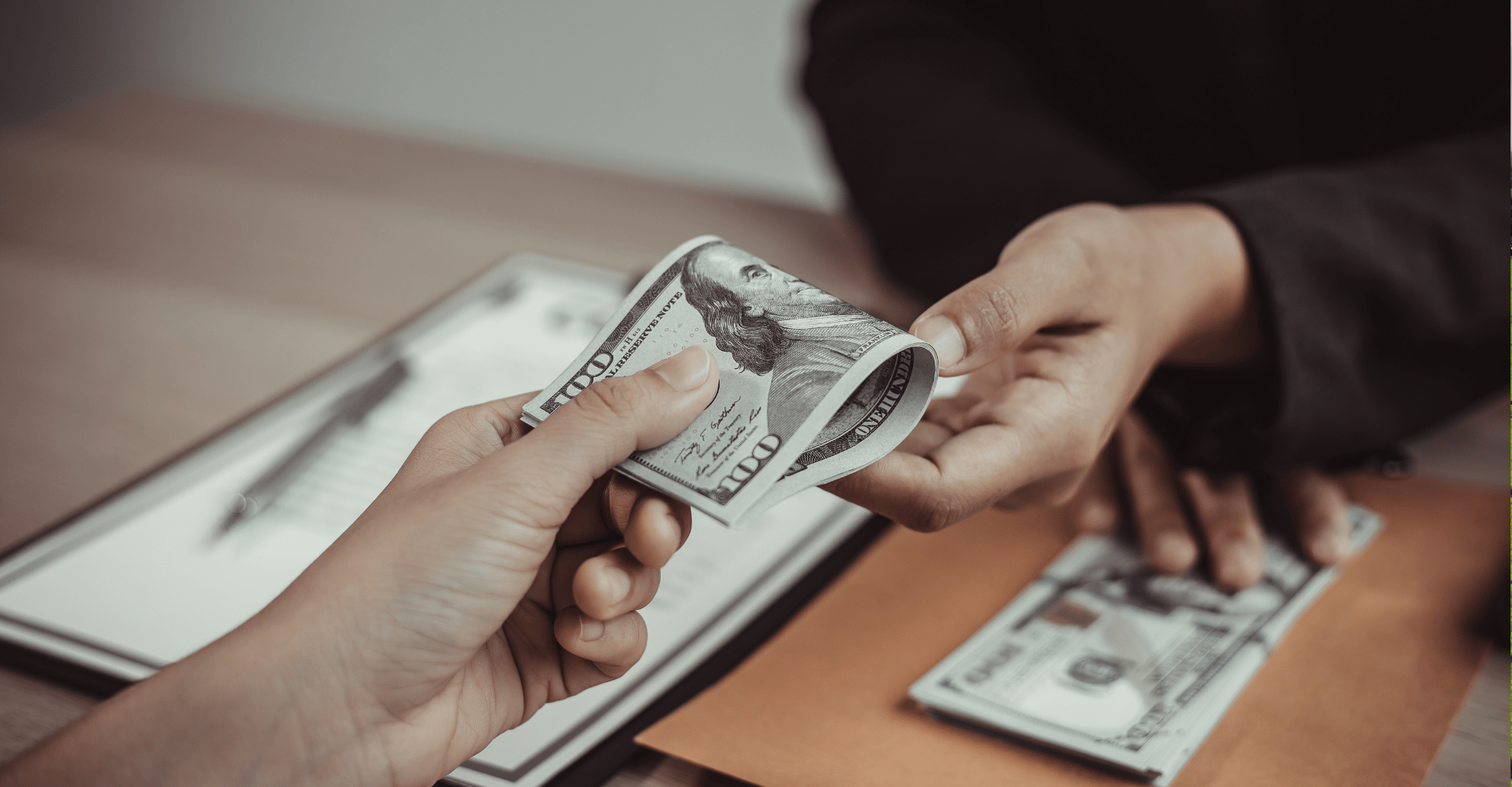 Płacenie wynagrodzenia za pracę dając dolary