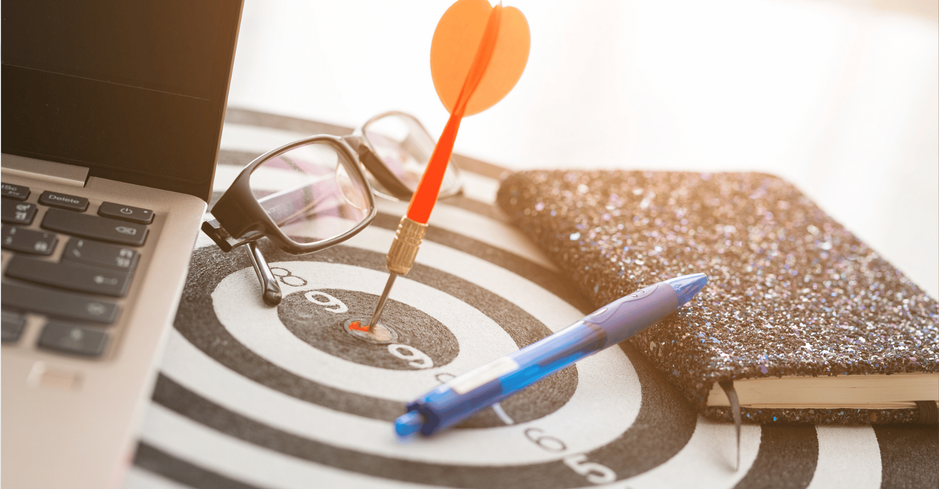 Tarcza w której umieszczona jest strzałka, do celu trafiona