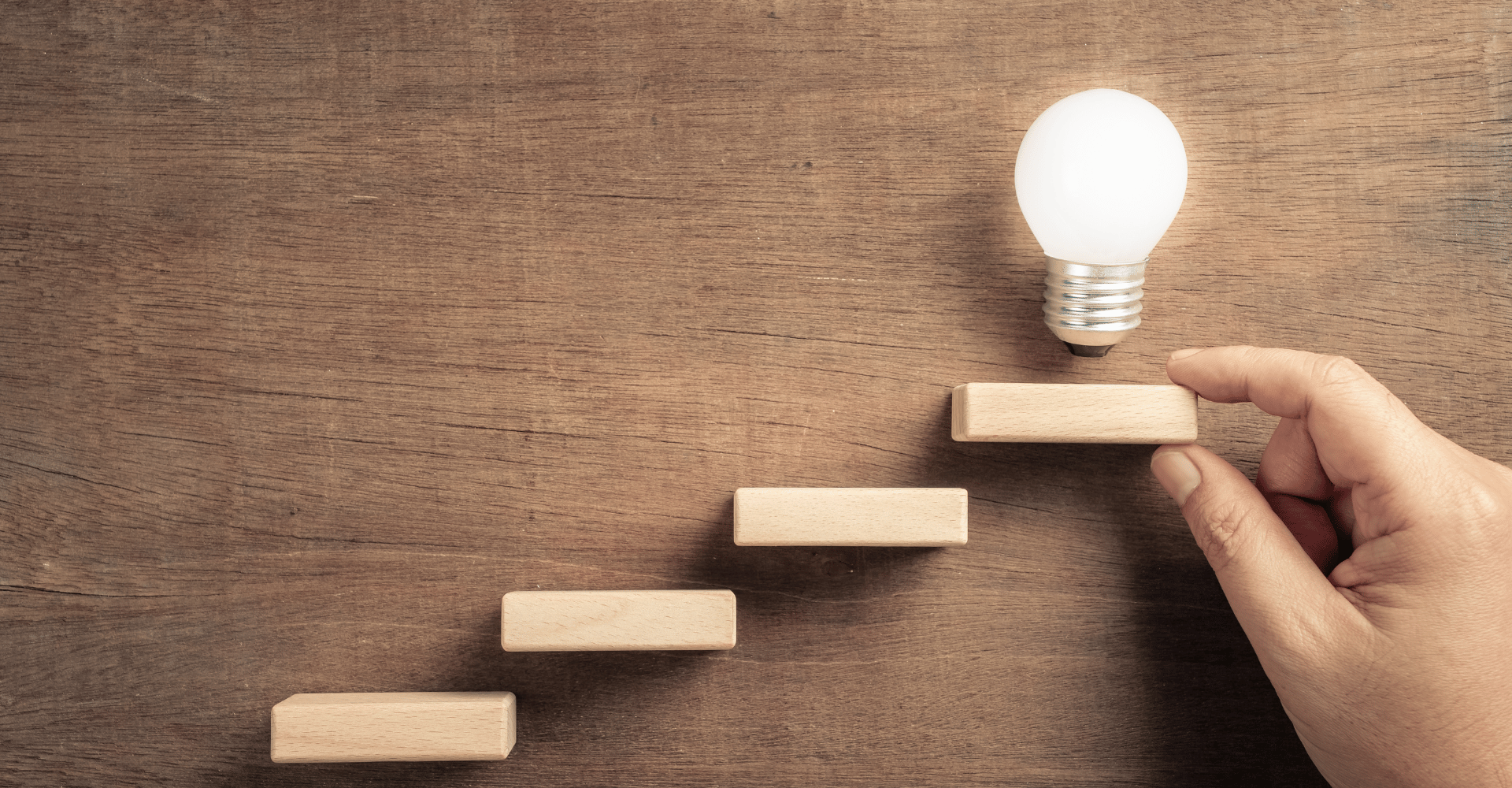 Obrazek przedstawiający jak mężczyzna lat 30 siedzący przed komputerem przekształca swoją jednoosobową działalność gospodarczą w spółkę z o.o.