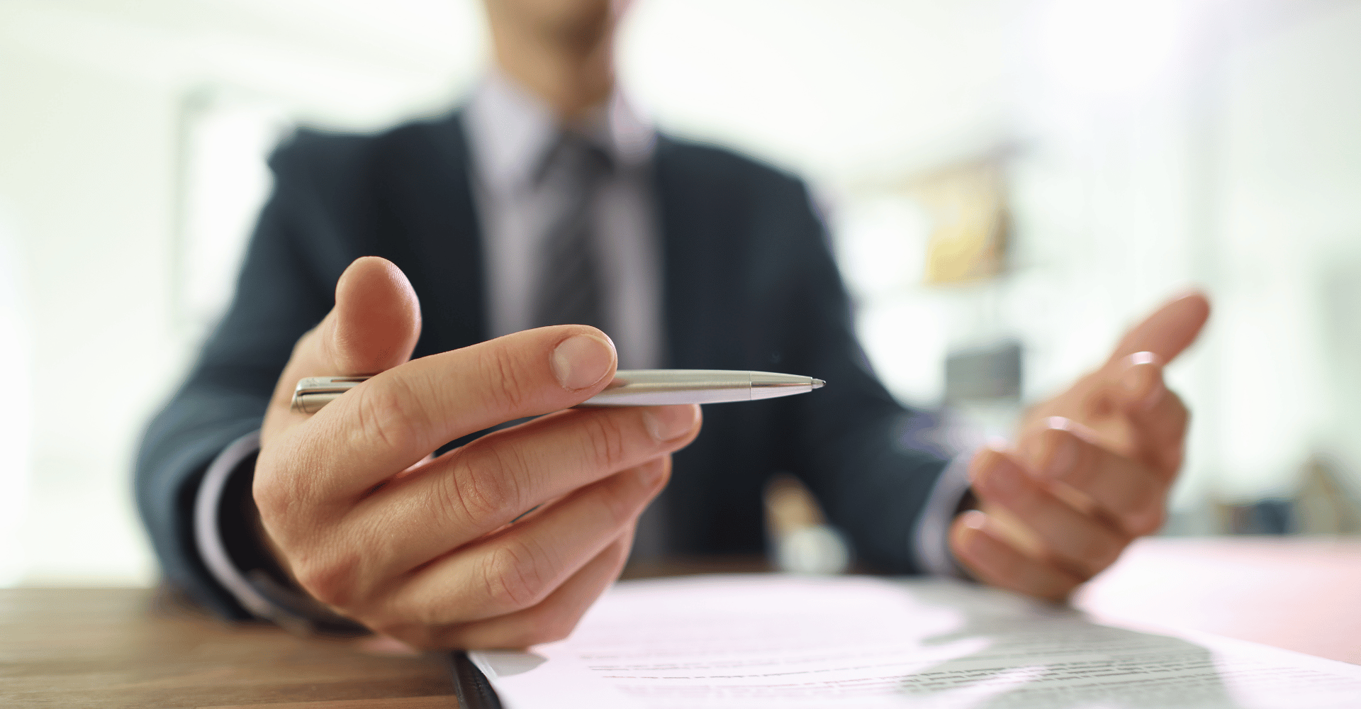 Obrazek przedstawiający biznesmana przedstawiającego swój pomysł