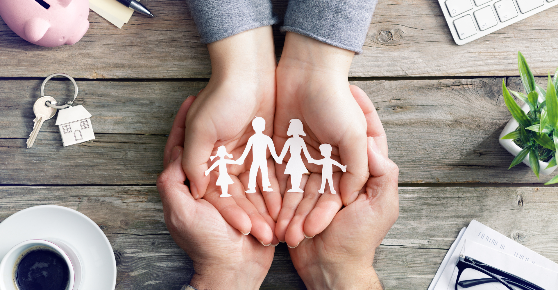 Ręce trzymające papier przypominający rodzinę