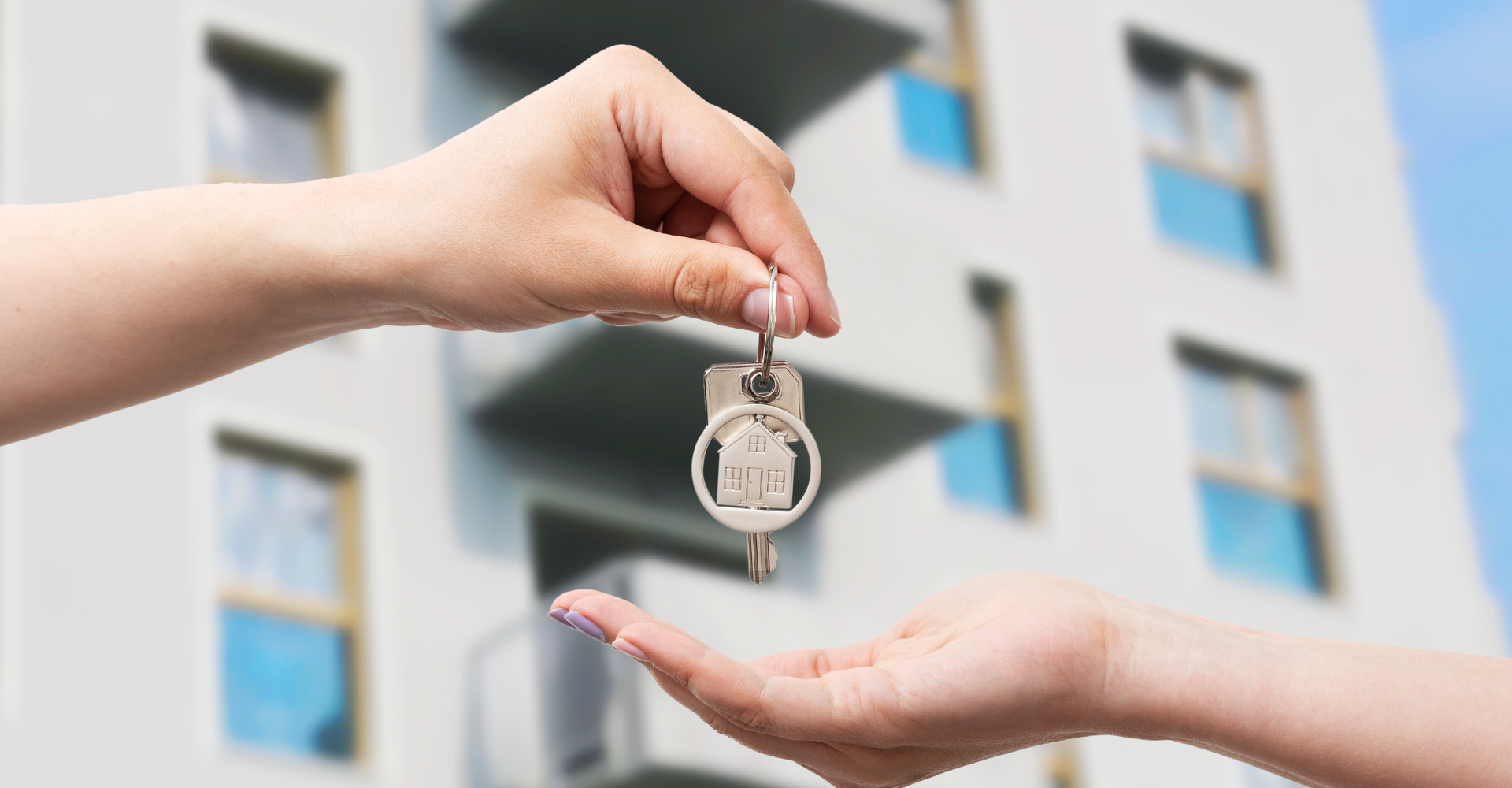 Sprzedawanie mieszkania i przekazywanie kluczy robiąc flip mieszkaniowy