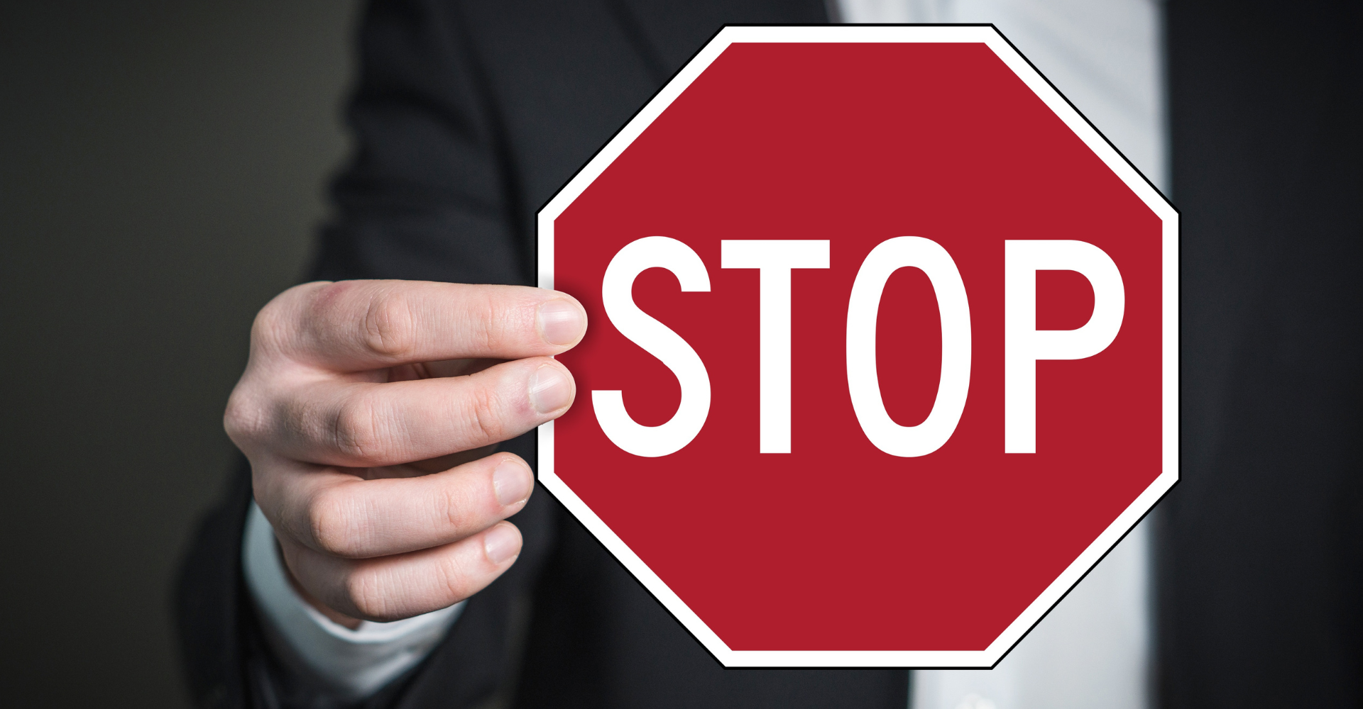 Trzymanie znaku stop w celu zakończeniu kontroli