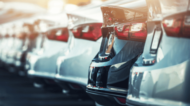 Samochody ustawione tyłem, stoją obok siebie