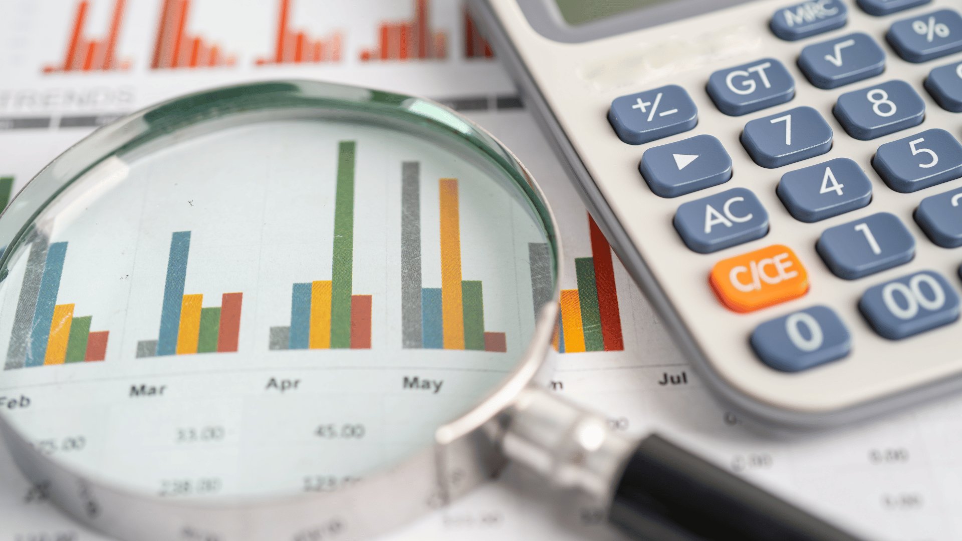 doradca podatkowy który się zastanawia nad optymalizacją podatkową