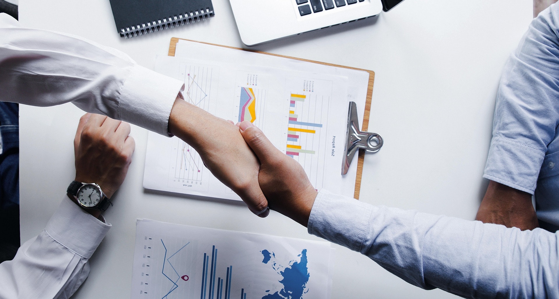 Ręce w uścisku przy zakładaniu fundacji rodzinnej przez rodzinę