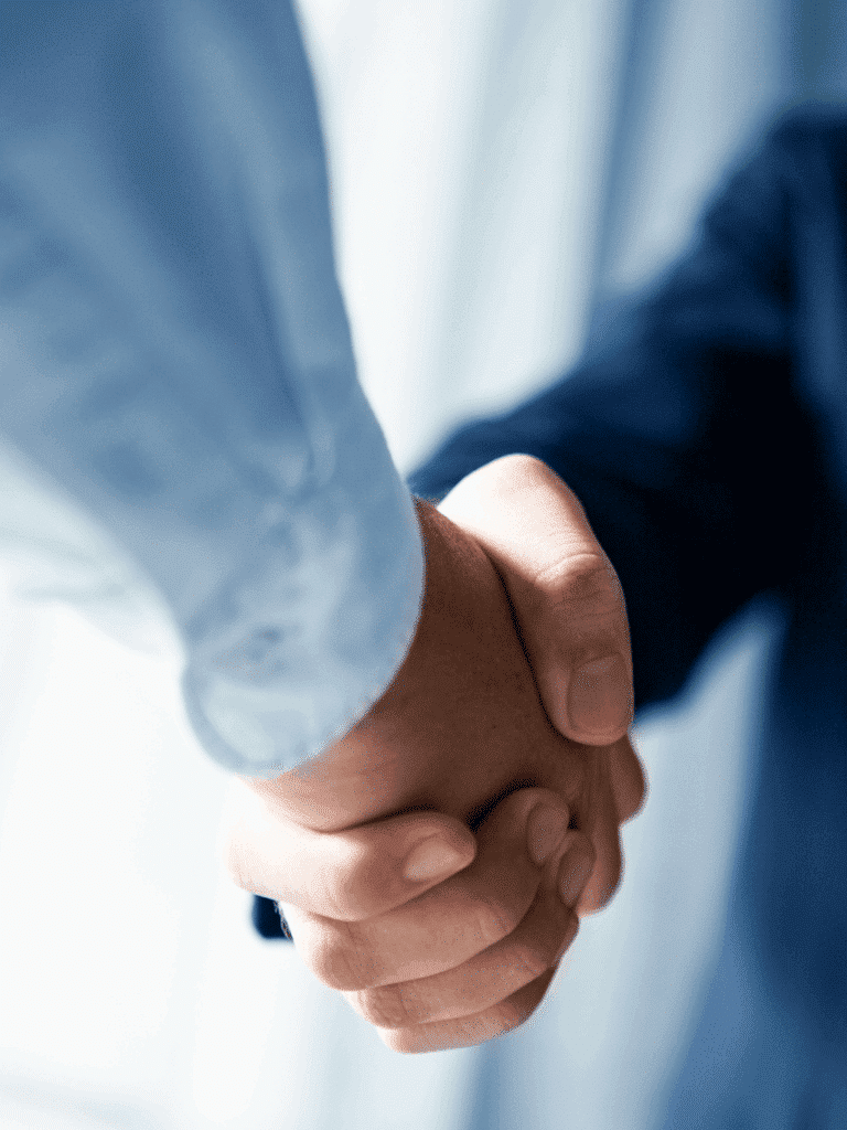 Uścisk dłoni 2 prezesów spółek zoo