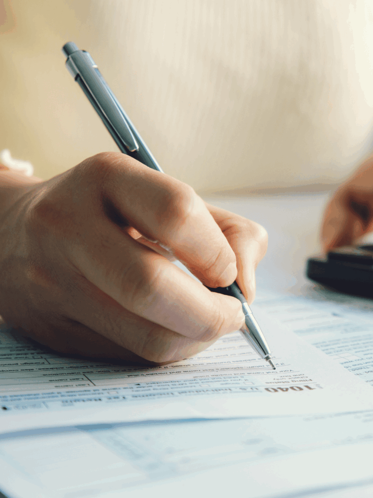 Ręka która pisze rozwiązana podatkowe