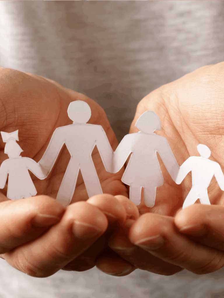 Fundacja rodzinna przedstawiona w formie wycinka z papieru na dłoni umiejscowiona