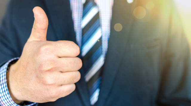 Łapka w górę w tle mężczyzna w garniturze