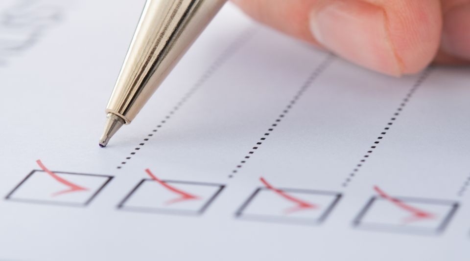 Zaznaczanie fajeczek na kartce co symbolizuje przygotowanie do zmian