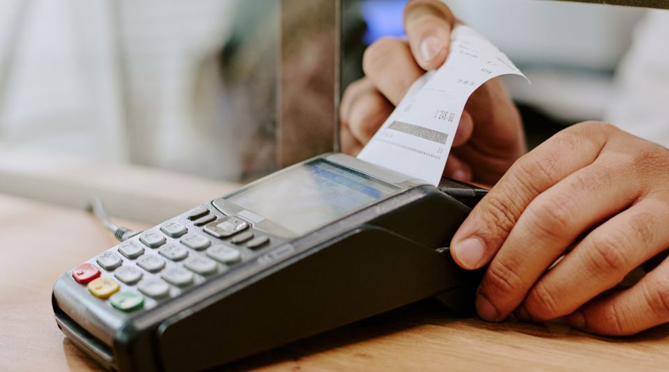 Wyciąganie paragonu fiskalnego z terminala płatnicznego