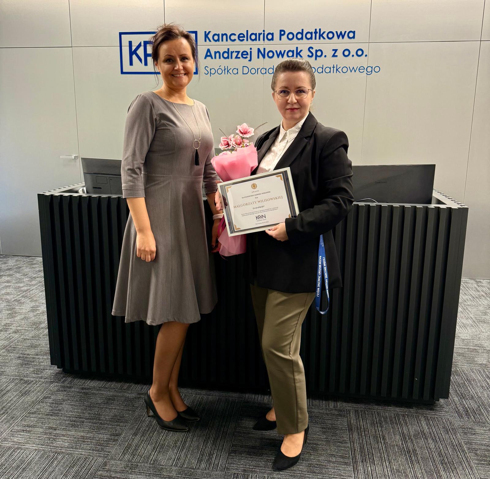Główna księgowa Małgorzata Wilisowska stojąca obok dyrektora operacyjnego Agnieszki Marks