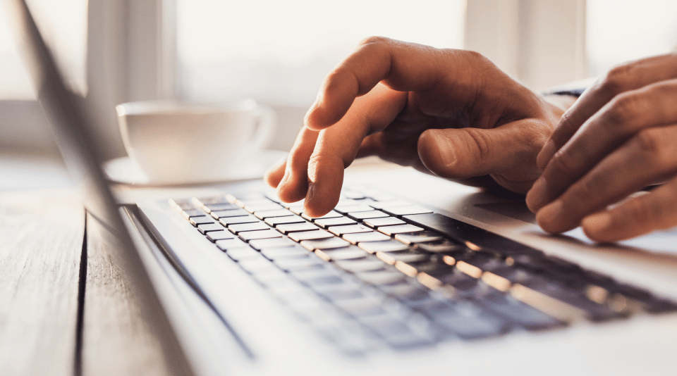 Pisanie na klawiaturze laptopa