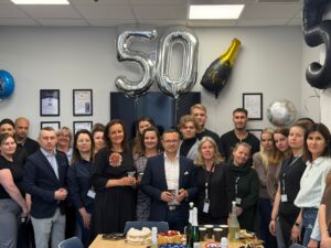 Andrzej nowak oraz pracownicy obchodzące jego 50 lat